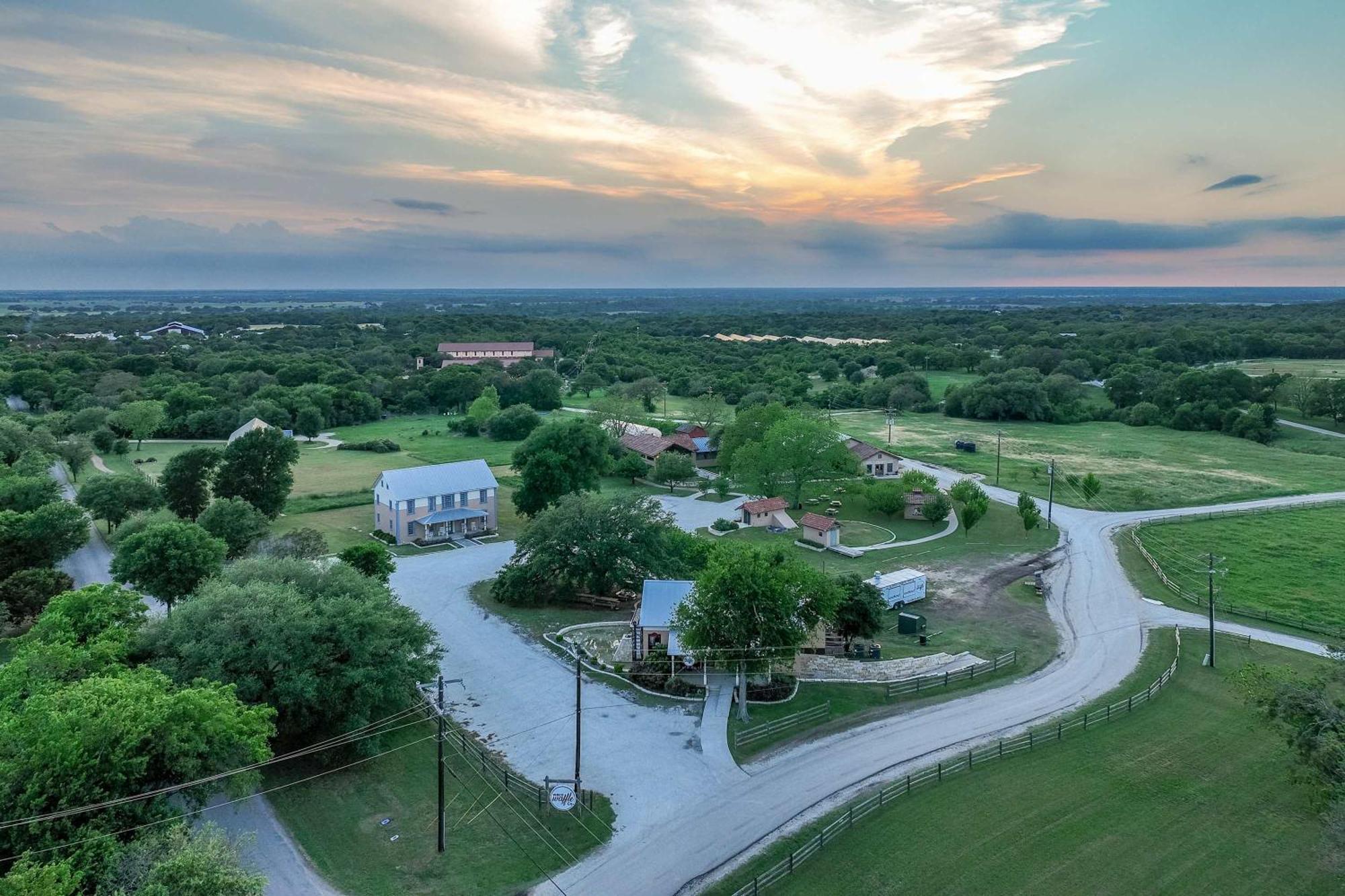 Container Home With Rooftop Views And Pickleball-Pecan Grove Bellmead Exteriör bild