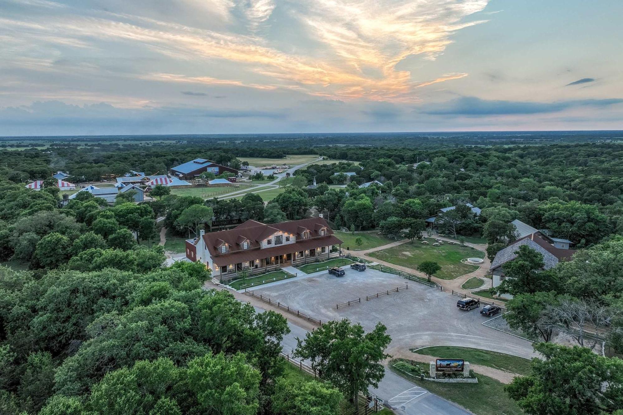 Container Home With Rooftop Views And Pickleball-Pecan Grove Bellmead Exteriör bild